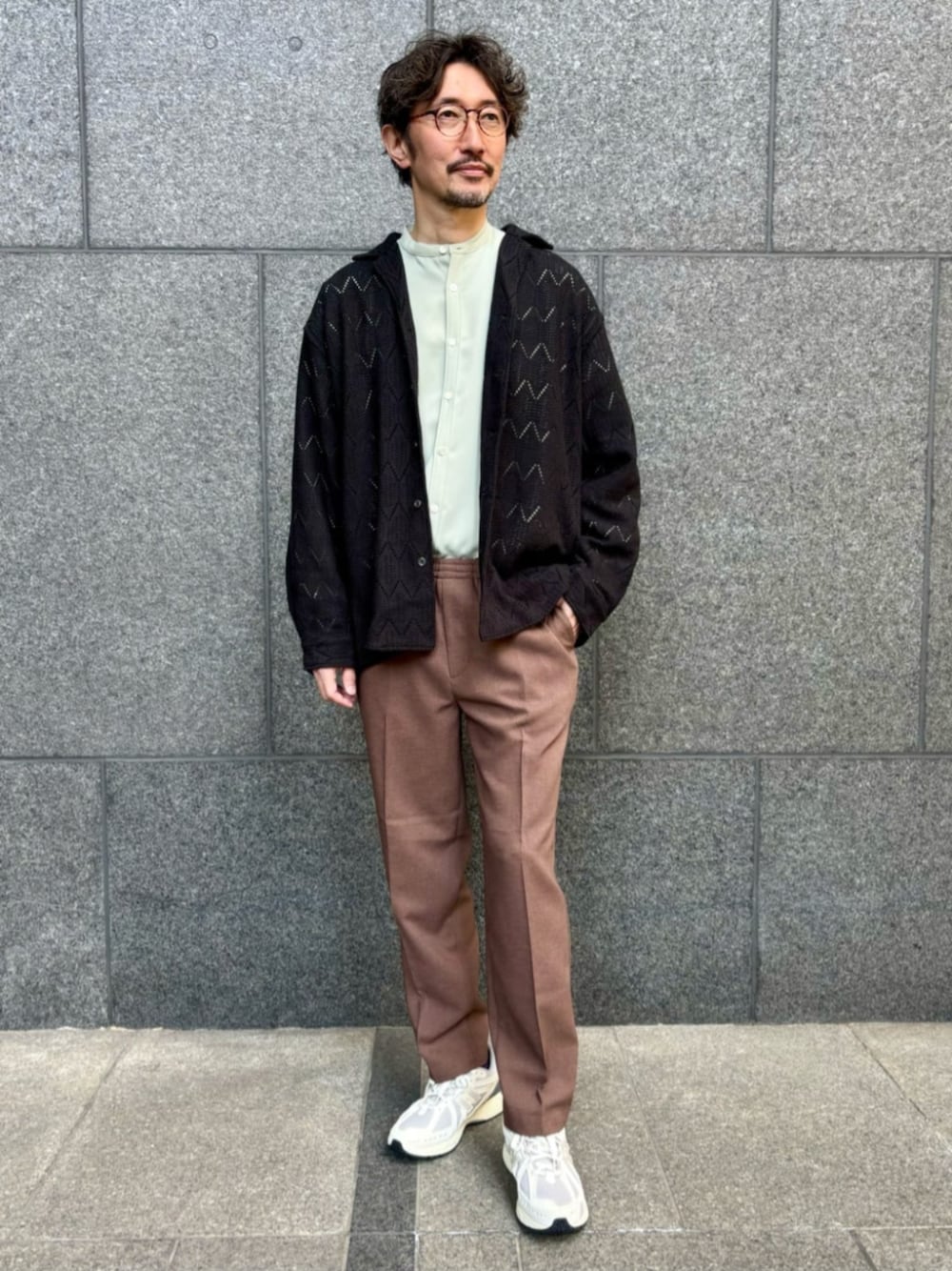 ブラック系のシャツ/ブラウス、グレー系のスニーカー、ブラウン系のスラックスを着用したメンズの春コーディネートの1枚目の写真