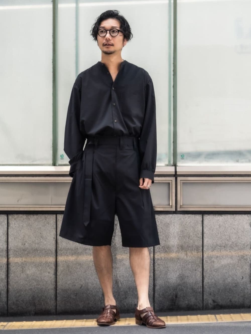 ブラック系のシャツ/ブラウス、ブラック系のその他パンツを着用したメンズの夏コーディネートの1枚目の写真