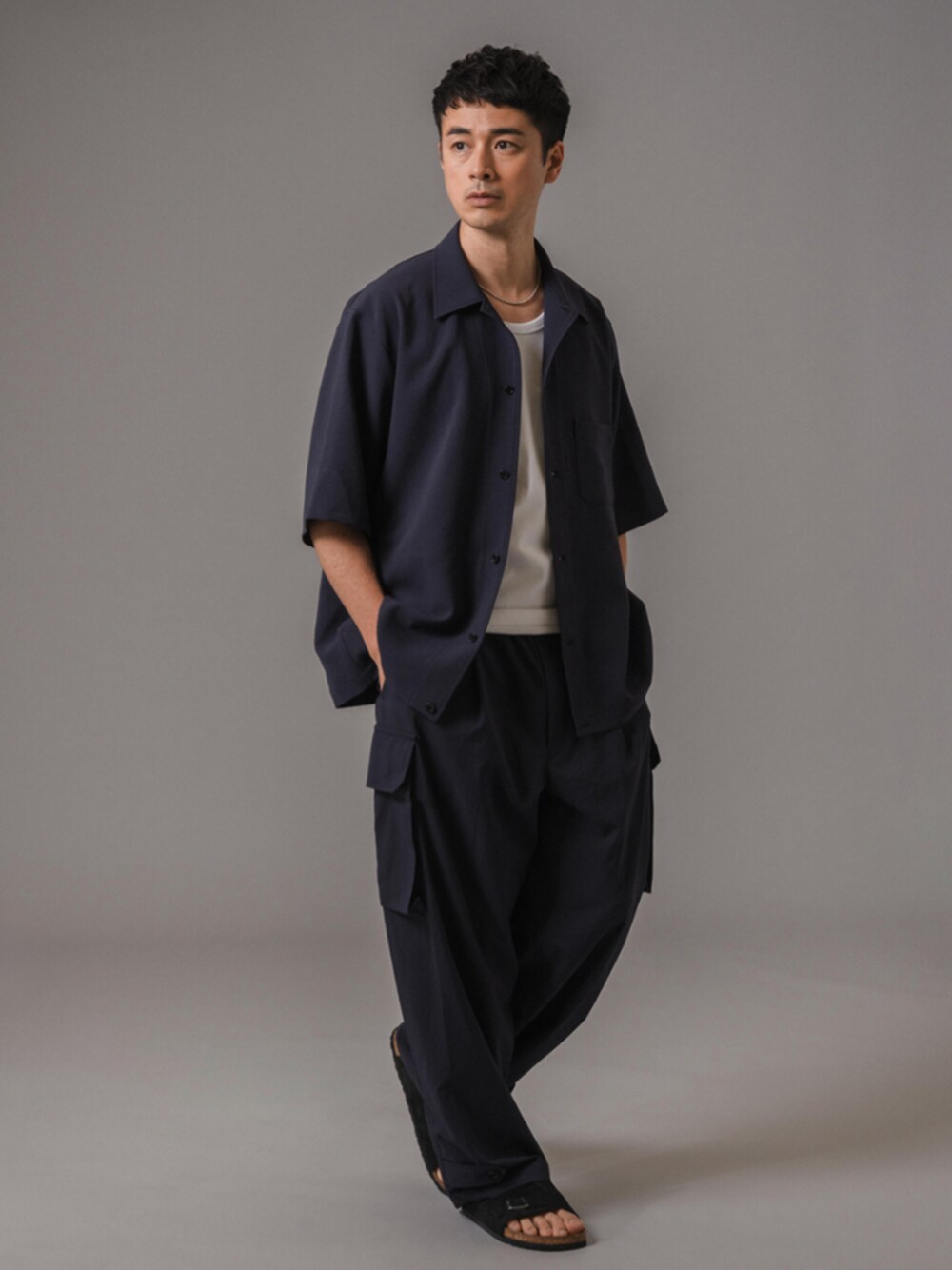 ホワイト系のタンクトップ、ブラック系のサンダル、ブルー系のシャツ/ブラウスを着用したメンズの夏コーディネートの1枚目の写真