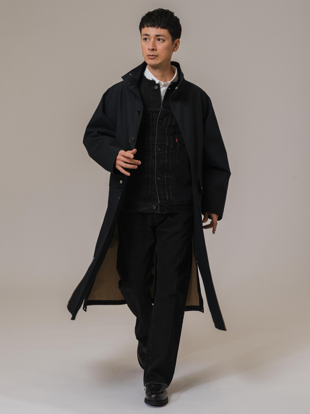 ブラック系のデニムパンツ、ブラック系のデニムジャケット、ブラック系のその他アウターを着用したメンズの冬コーディネートの1枚目の写真