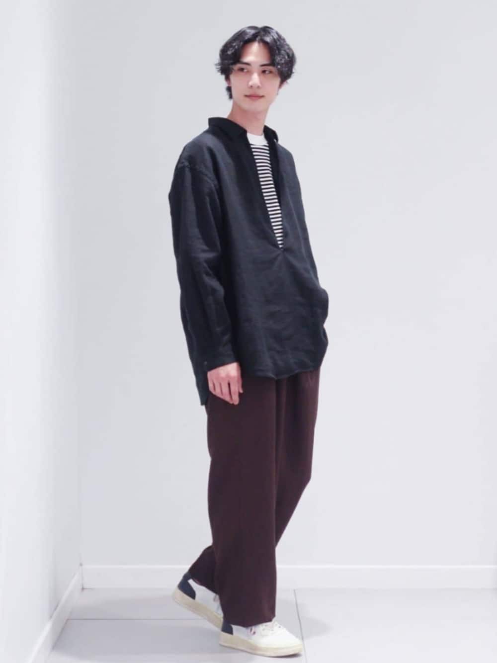 ブラウン系のスラックス、ブラック系のTシャツ/カットソー、ブラック系のシャツ/ブラウスを着用したメンズの春コーディネートの1枚目の写真