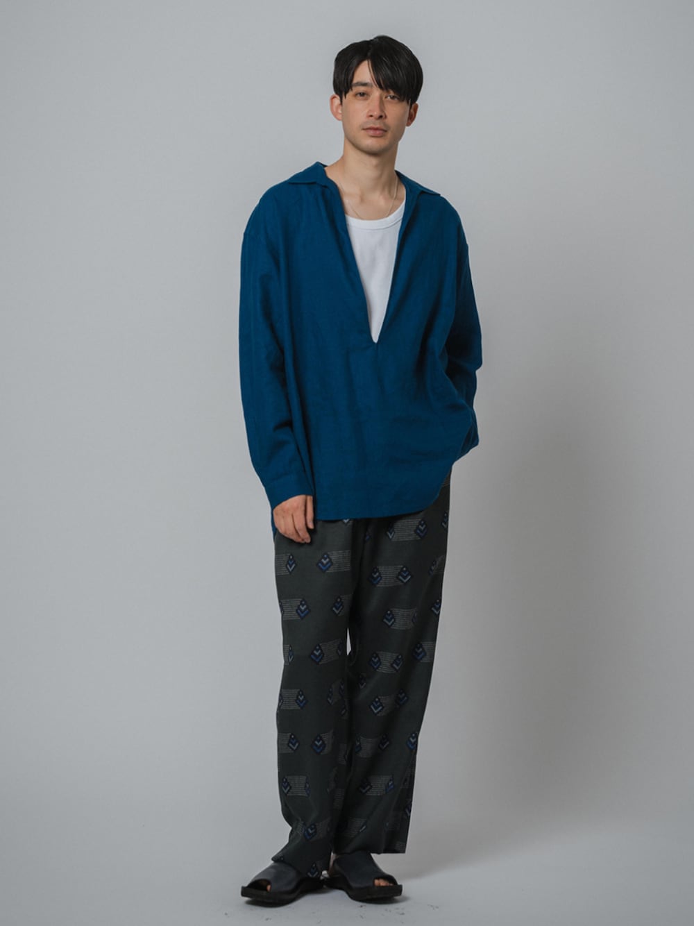 ブルー系のシャツ/ブラウス、グリーン系のスラックスを着用したメンズの春コーディネートの1枚目の写真