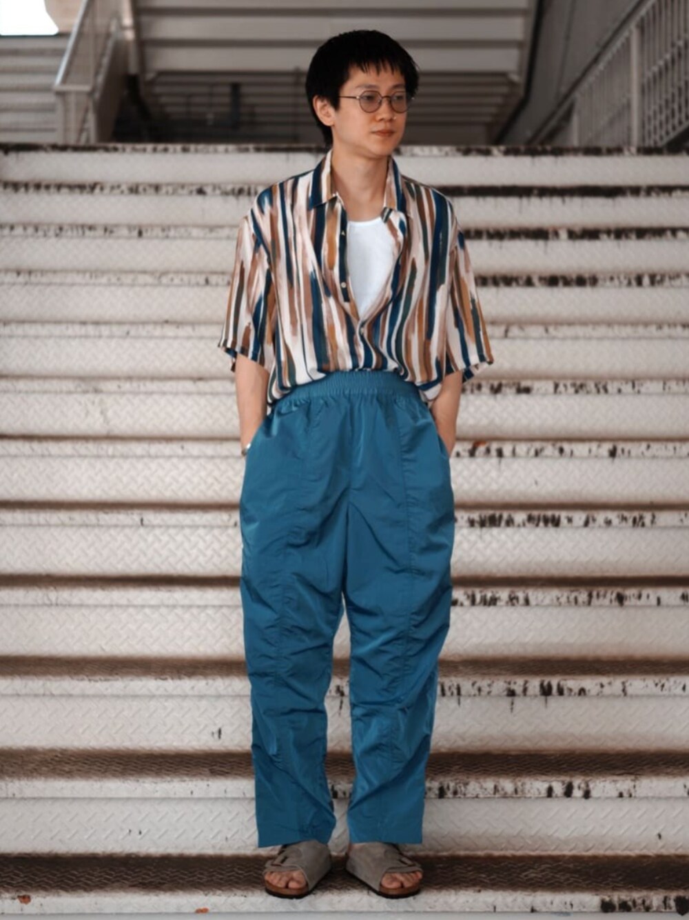 ホワイト系のシャツ/ブラウス、ベージュ系のサンダル、ブルー系のその他パンツを着用したメンズの夏コーディネートの1枚目の写真