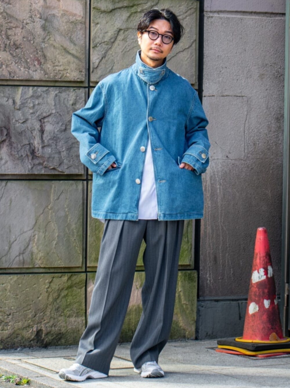 ブルー系のその他アウター、グレー系のスラックスを着用したメンズの春コーディネートの1枚目の写真