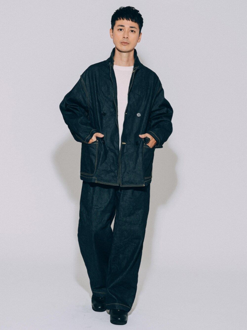 ホワイト系のニット/セーター、ブルー系のデニムパンツ、ブルー系のデニムジャケットを着用したメンズの冬コーディネートの1枚目の写真