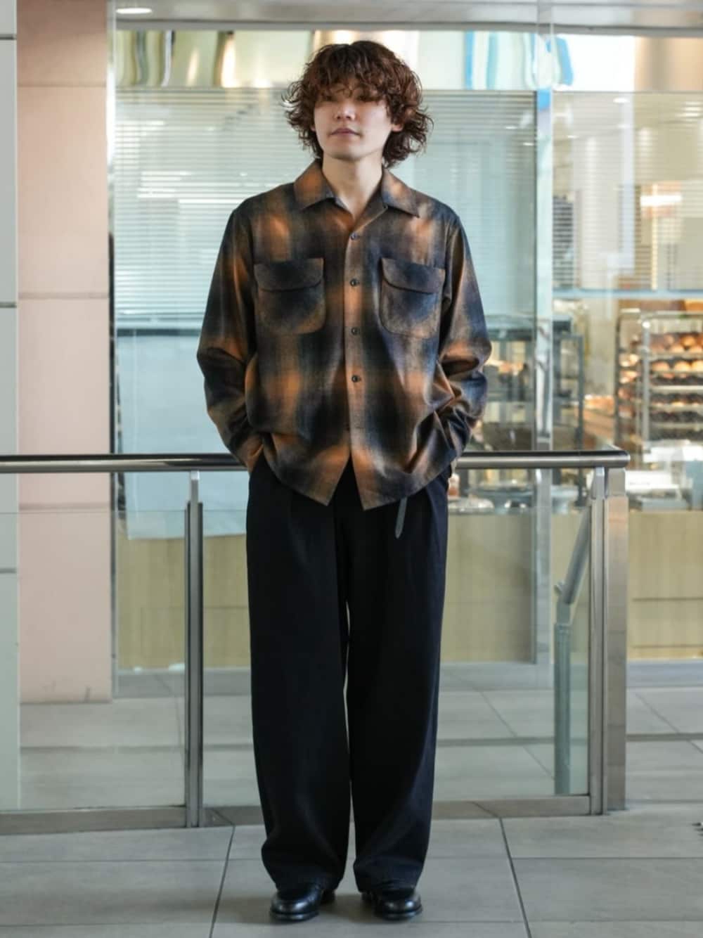 ブラウン系のシャツ/ブラウス、ブラック系のスラックス、ブラック系のローファーを着用したメンズの秋コーディネートの1枚目の写真