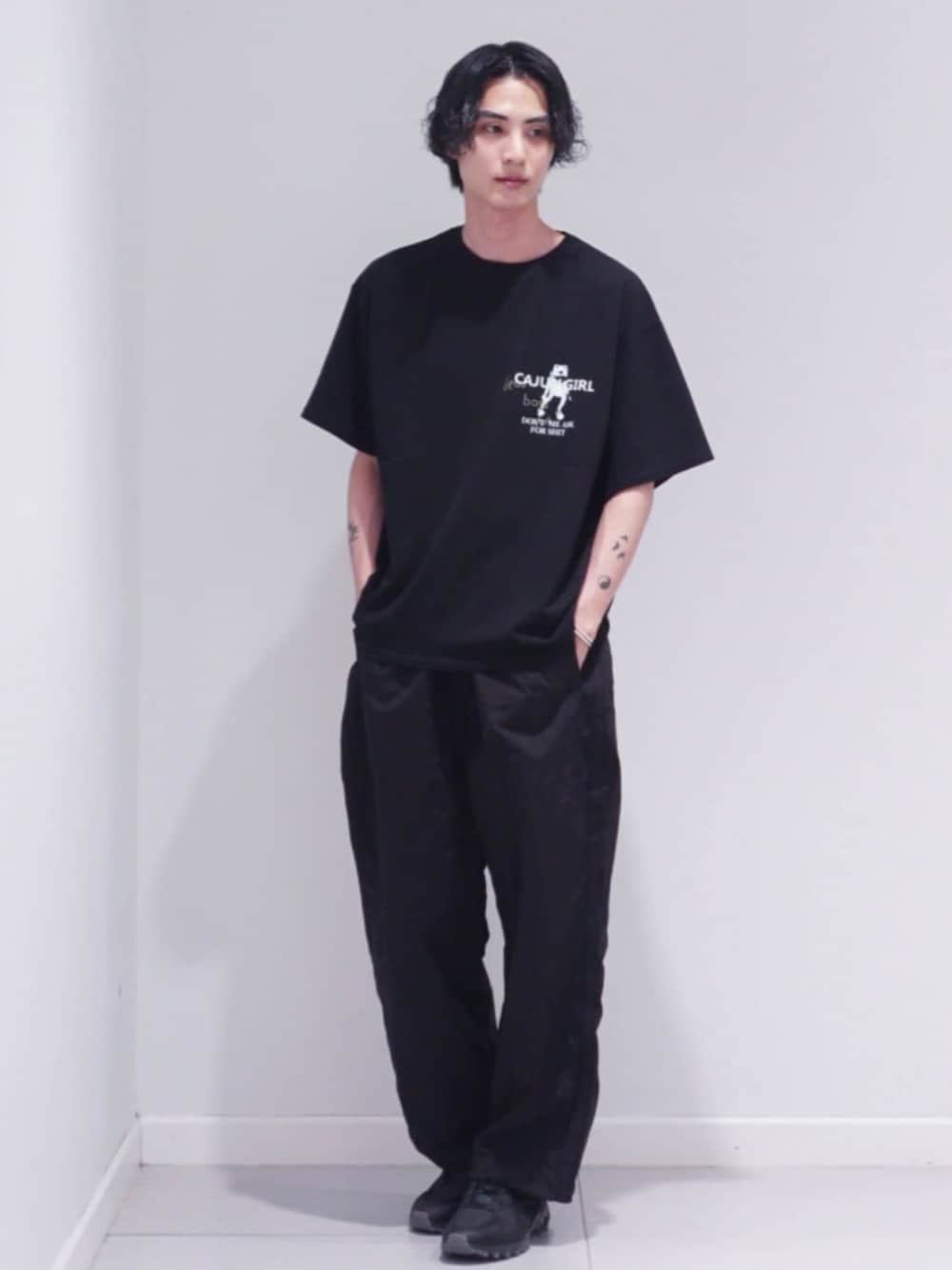 ブラック系のスウェットパンツ、ブラック系のTシャツ/カットソー、ブラック系のスニーカーを着用したメンズの夏コーディネートの1枚目の写真