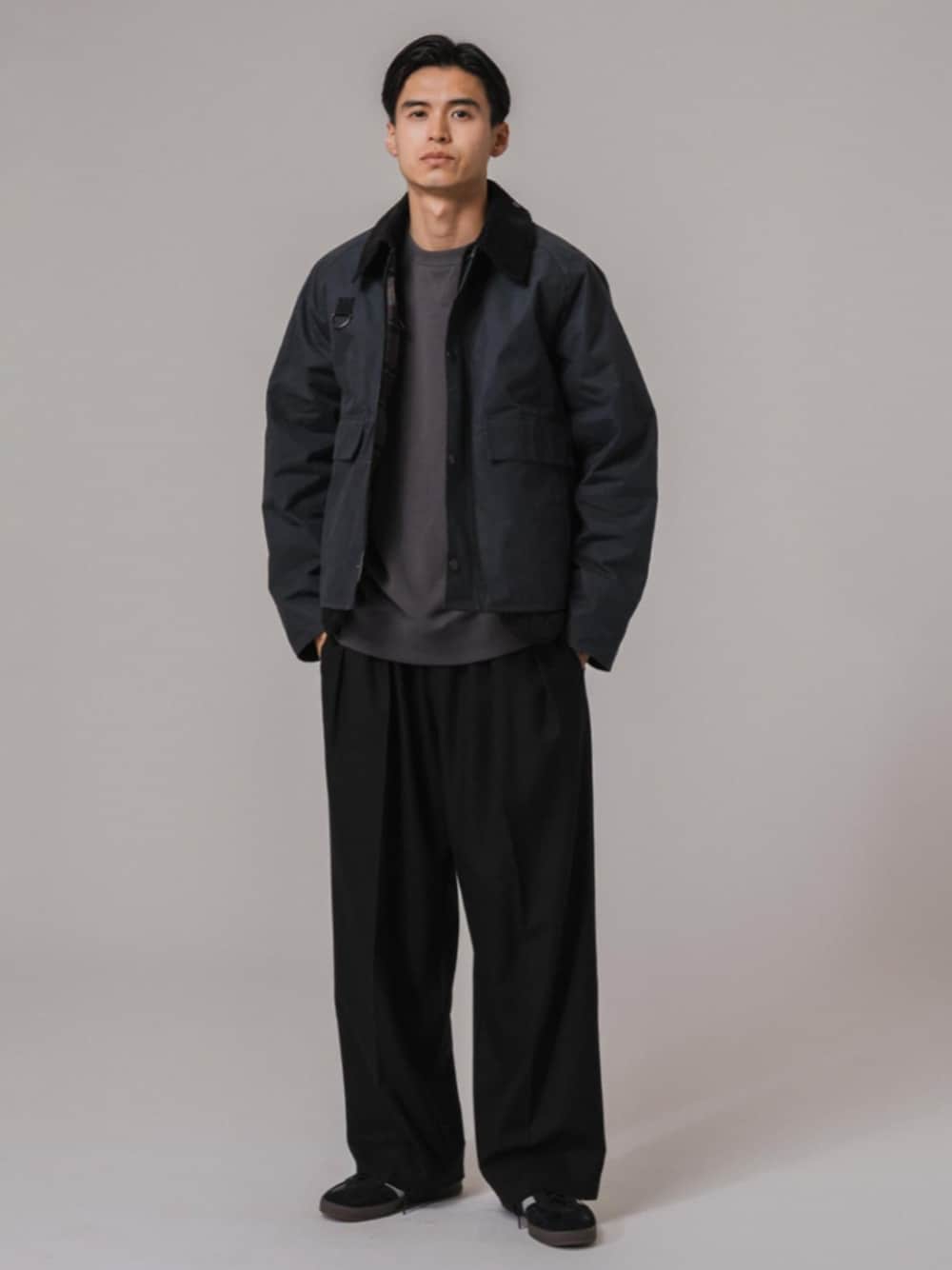 ブラック系のスラックス、ブラック系のスニーカー、グレー系のその他アウターを着用したメンズの秋コーディネートの1枚目の写真