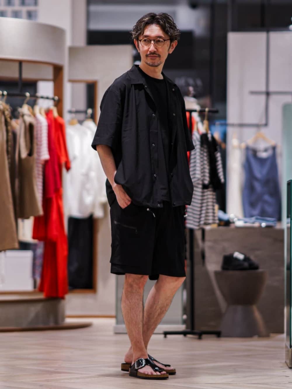 ブラック系のサンダル、ブラック系のシャツ/ブラウス、ブラック系のTシャツ/カットソーを着用したメンズの夏コーディネートの1枚目の写真
