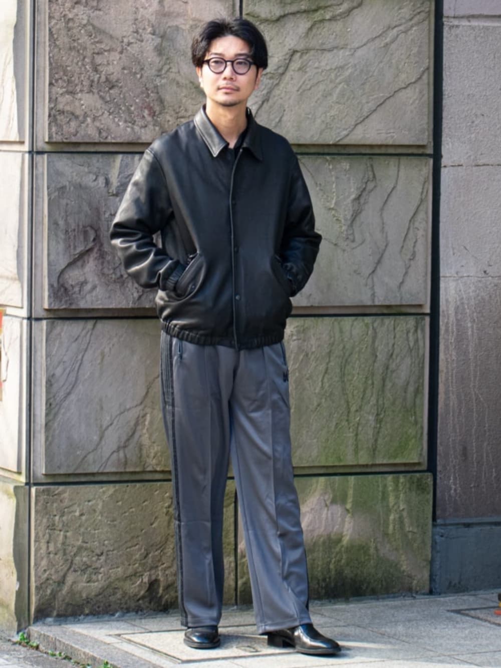 ブラック系のライダースジャケットを着用したメンズの冬コーディネートの1枚目の写真