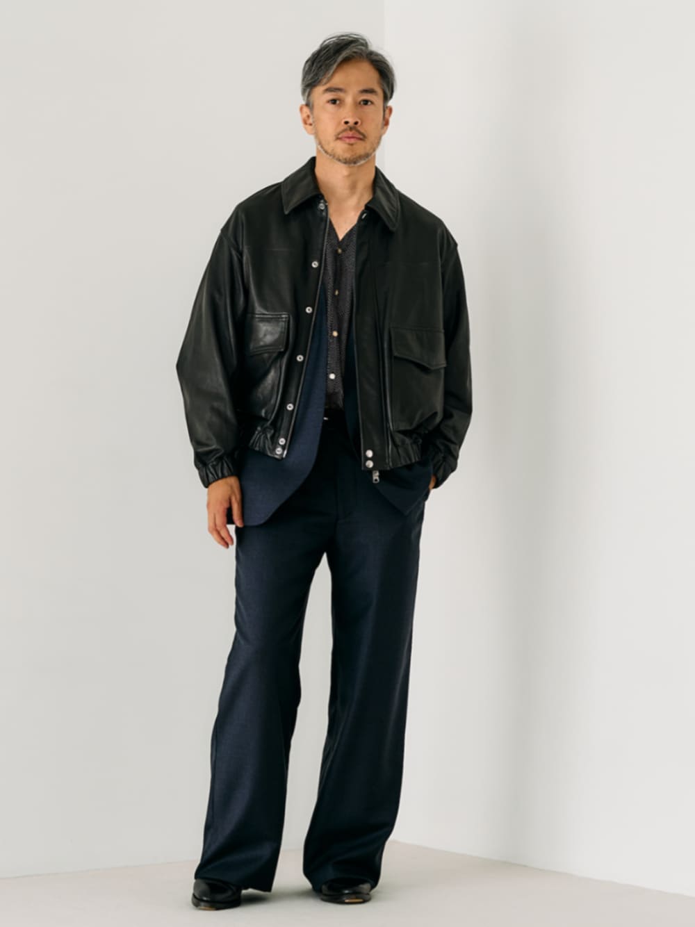 ブラック系のシャツ/ブラウス、ブラック系のライダースジャケット、ブルー系のノーカラージャケットを着用したメンズの秋コーディネートの1枚目の写真