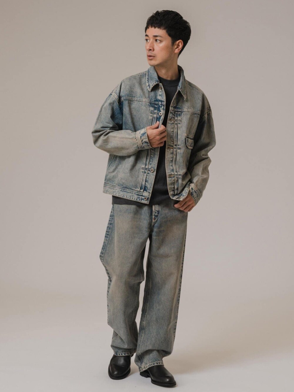 ブルー系のデニムジャケット、ブルー系のデニムパンツを着用したメンズの冬コーディネートの1枚目の写真