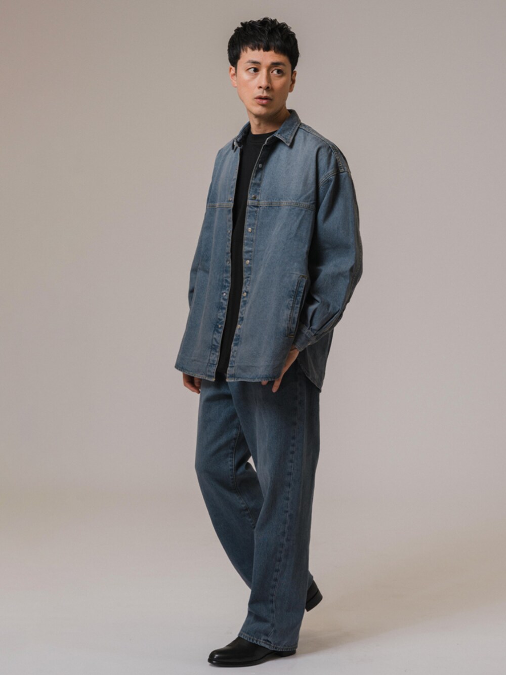 ブルー系のシャツ/ブラウス、ブルー系のデニムパンツを着用したメンズの冬コーディネートの1枚目の写真