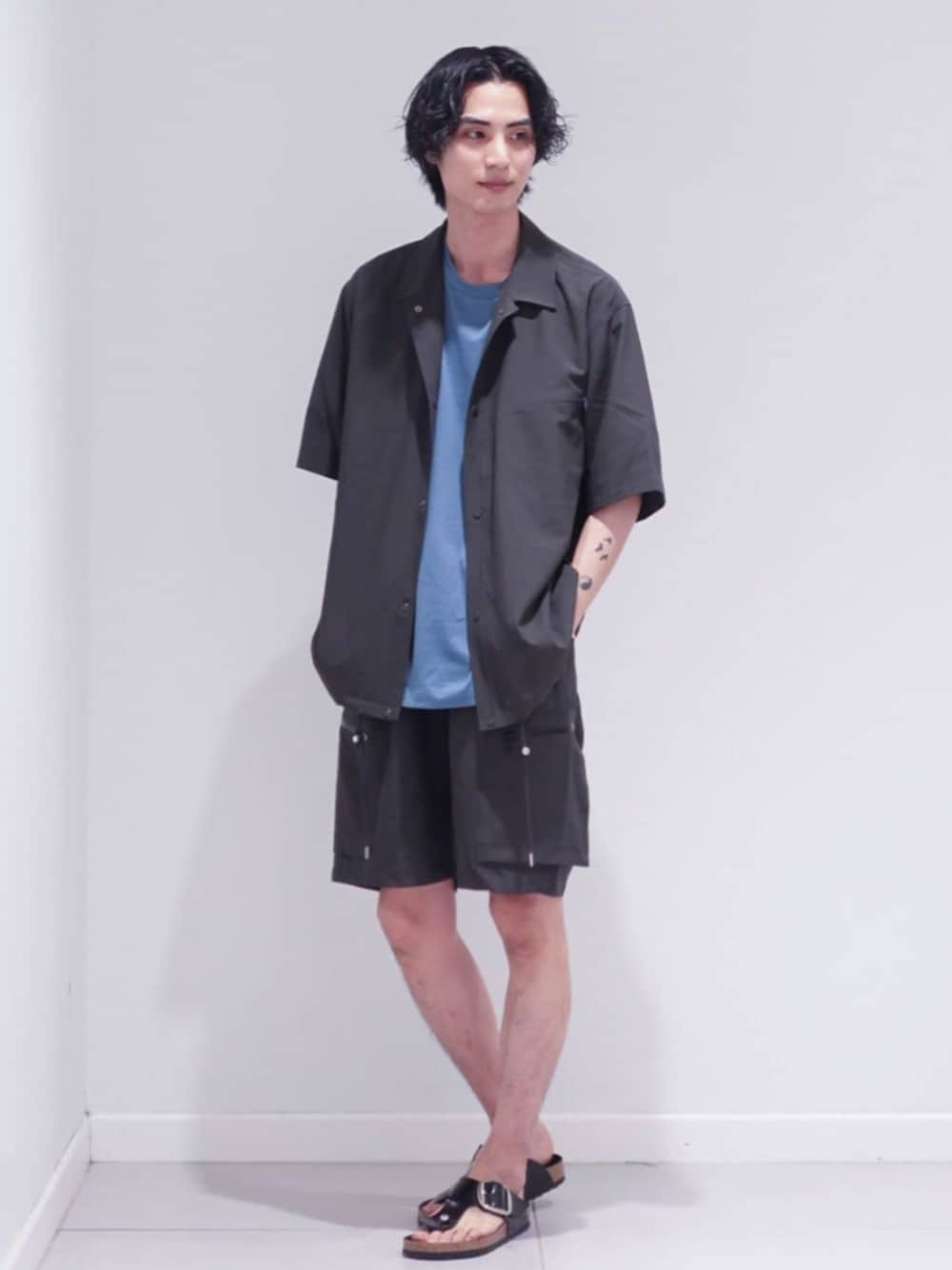 ブラック系のサンダル、グレー系のその他パンツ、グレー系のシャツ/ブラウスを着用したメンズの夏コーディネートの1枚目の写真