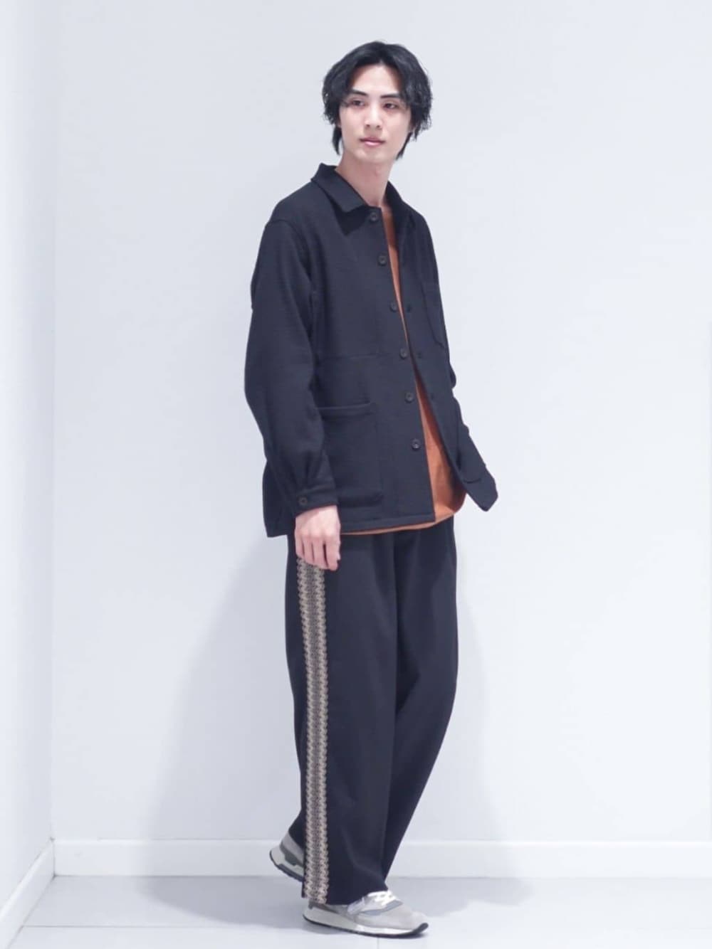 ブラック系のその他パンツ、ブラック系のカバーオール、ブラウン系のTシャツ/カットソーを着用したメンズの春コーディネートの1枚目の写真