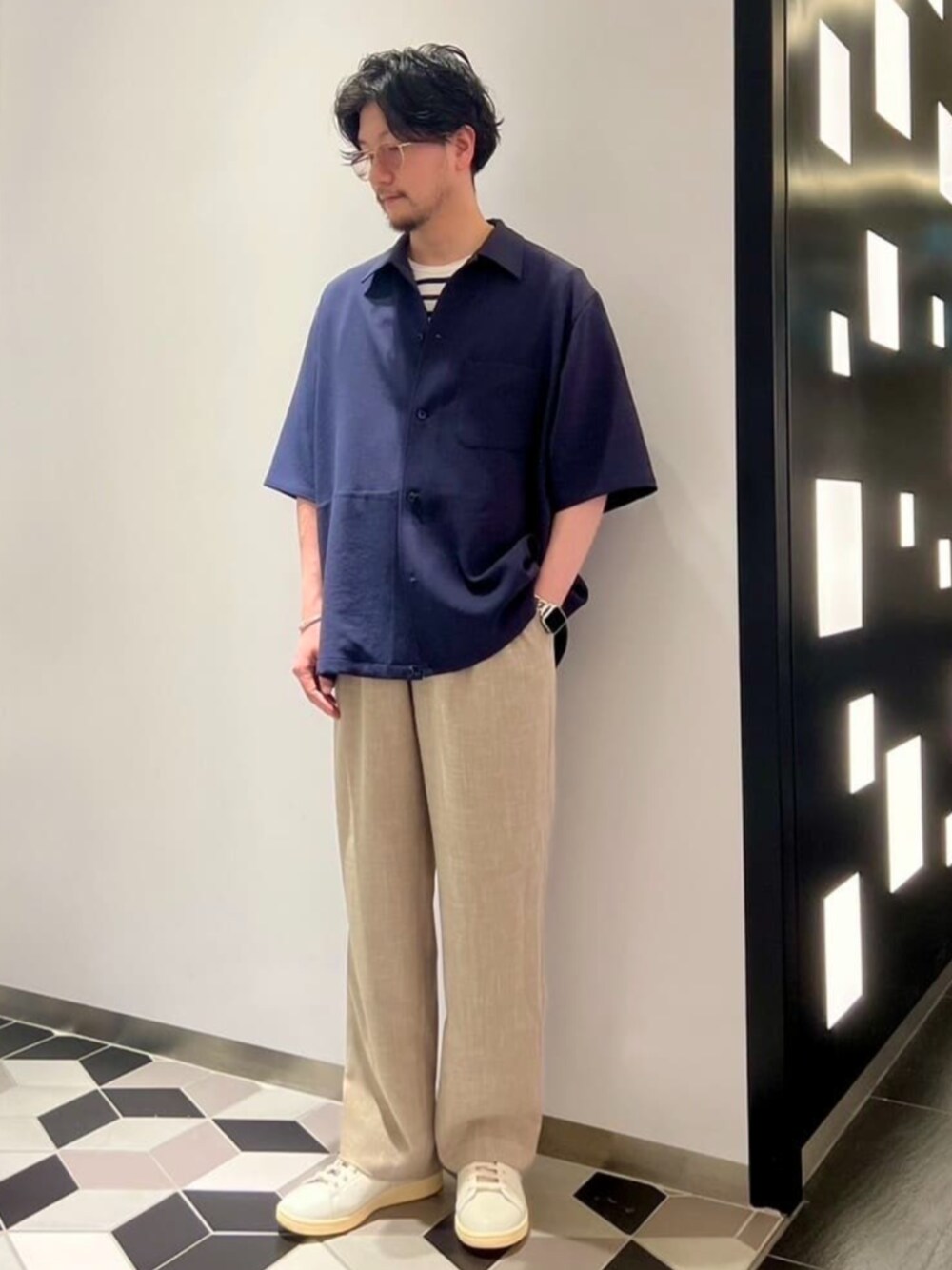 ベージュ系のスラックス、ブルー系のTシャツ/カットソー、ブルー系のシャツ/ブラウスを着用したメンズの夏コーディネートの1枚目の写真