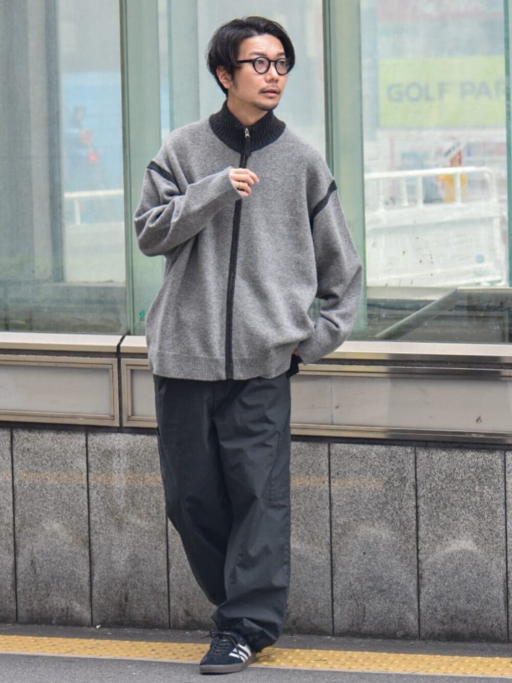 グレー系のカーディガン/ボレロ、グレー系のその他パンツを着用したメンズの冬コーディネートの1枚目の写真