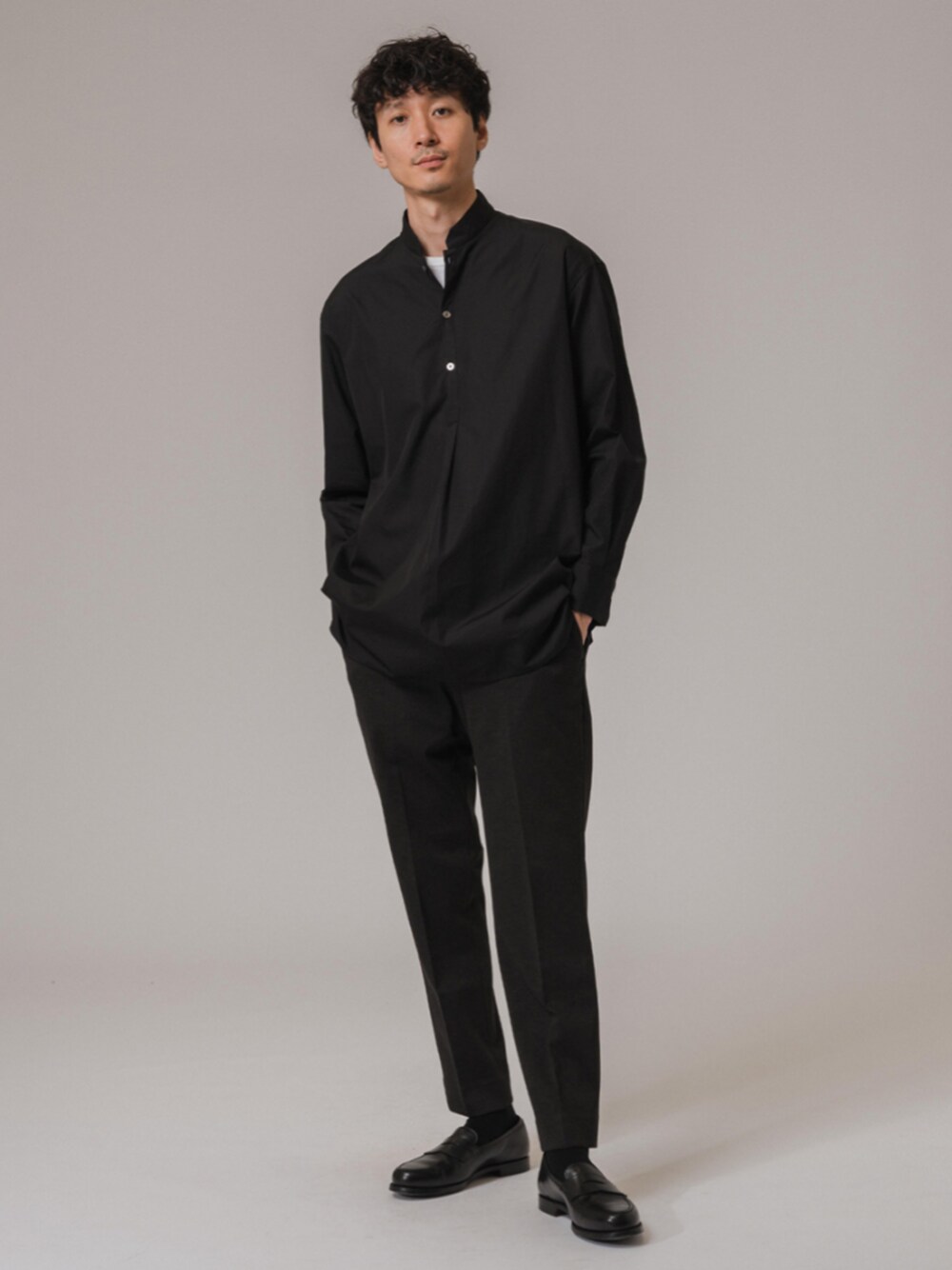 ブラック系のローファー、ブラック系のシャツ/ブラウス、ブラウン系のスラックスを着用したメンズの秋コーディネートの1枚目の写真