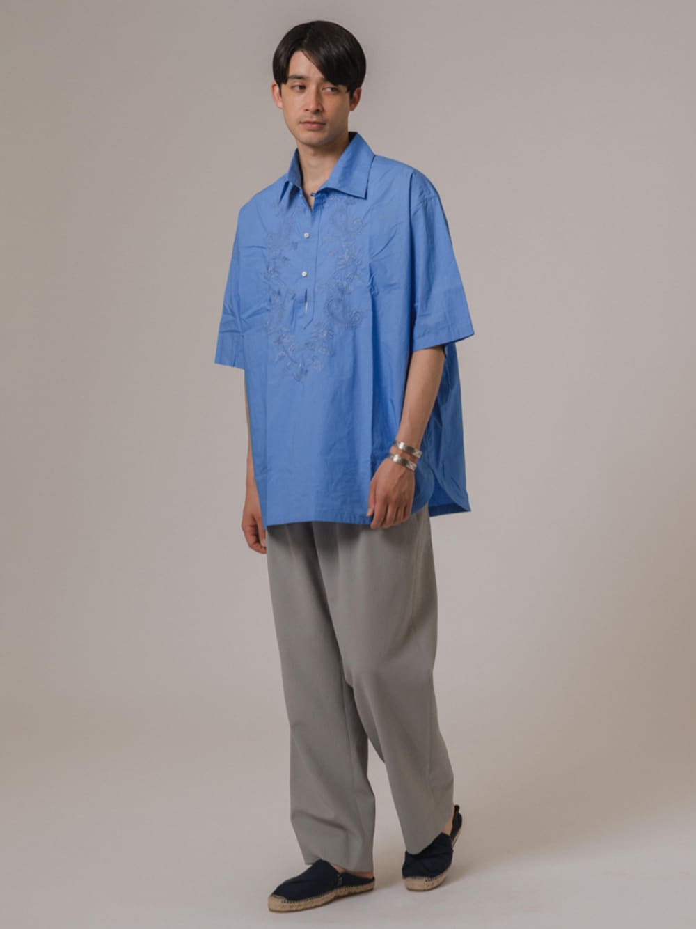 グレー系のスラックス、ブルー系のその他シューズ、ブルー系のシャツ/ブラウスを着用したメンズの夏コーディネートの1枚目の写真