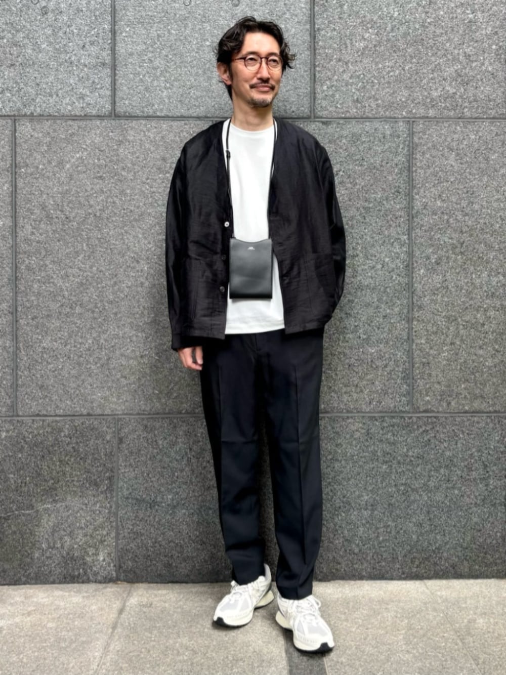 「スニーカー、New Balance、Tシャツ、A.P.C.、イージーパンツ、きれいめカジュアル、デートコーデ、シャツスタイル、春夏コーデ、ノーカラーシャツ」｜「EDIFICEのRT スラブオックス イージーパンツ（スラックス、ブラック系）」を使った、EDIFICE OFFICIALさん（メンズ・183cm）の春コーディネートの1枚目の写真