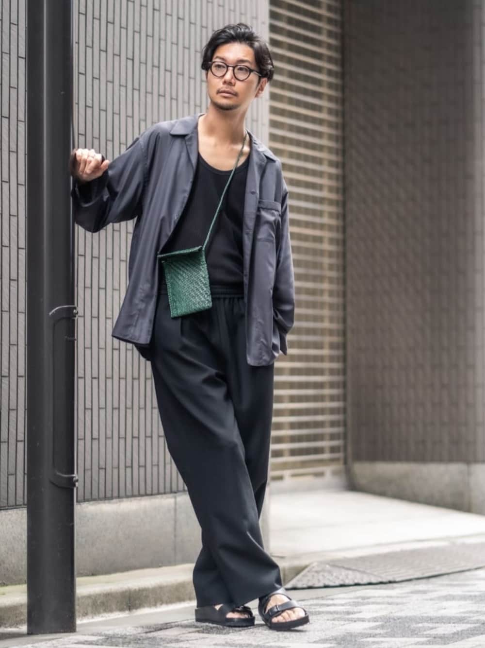 ブラック系のスラックス、グレー系のシャツ/ブラウス、グリーン系のショルダーバッグを着用したメンズの夏コーディネートの1枚目の写真