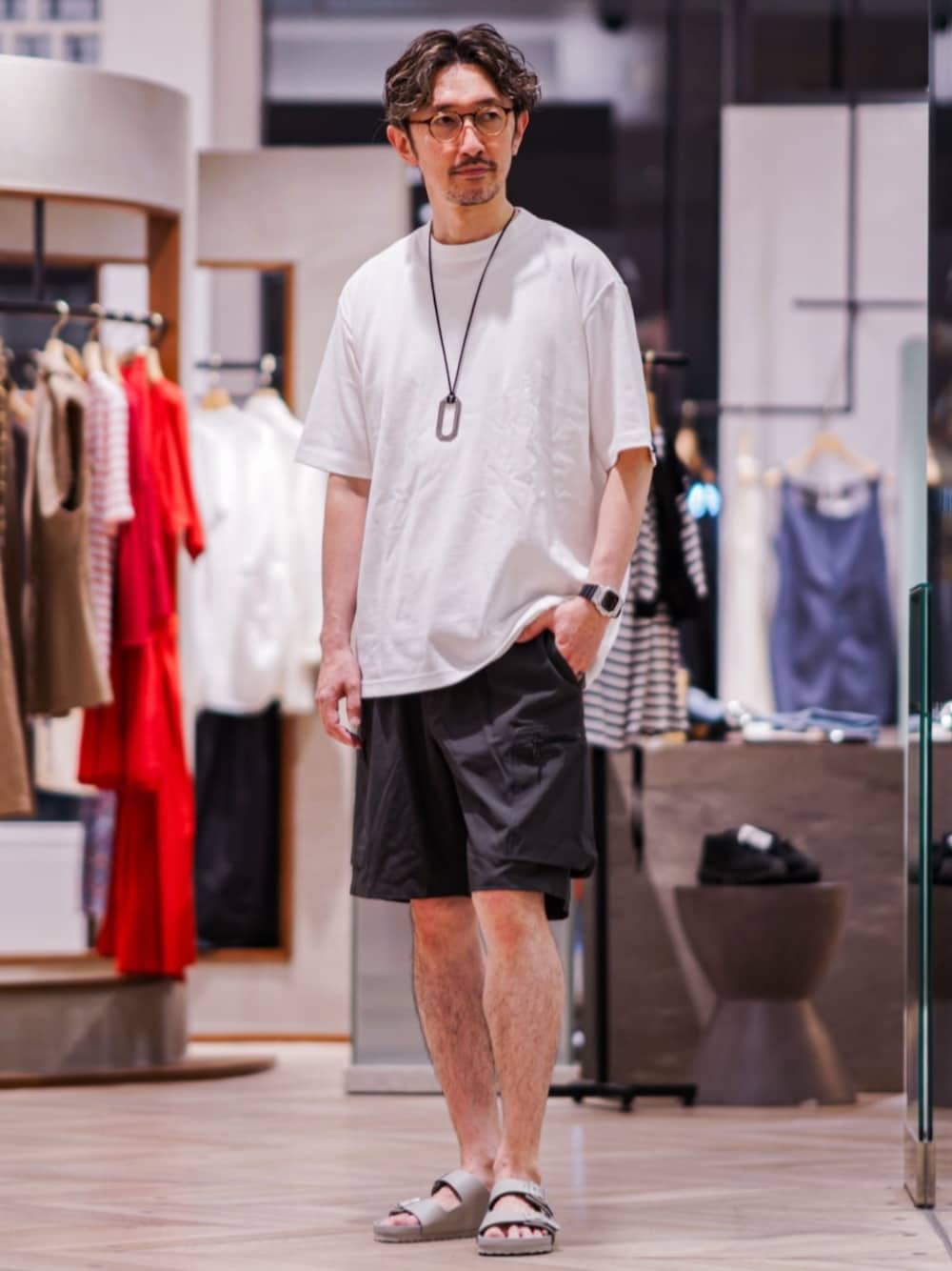 ホワイト系のTシャツ/カットソー、グレー系のその他パンツ、グレー系のサンダルを着用したメンズの夏コーディネートの1枚目の写真