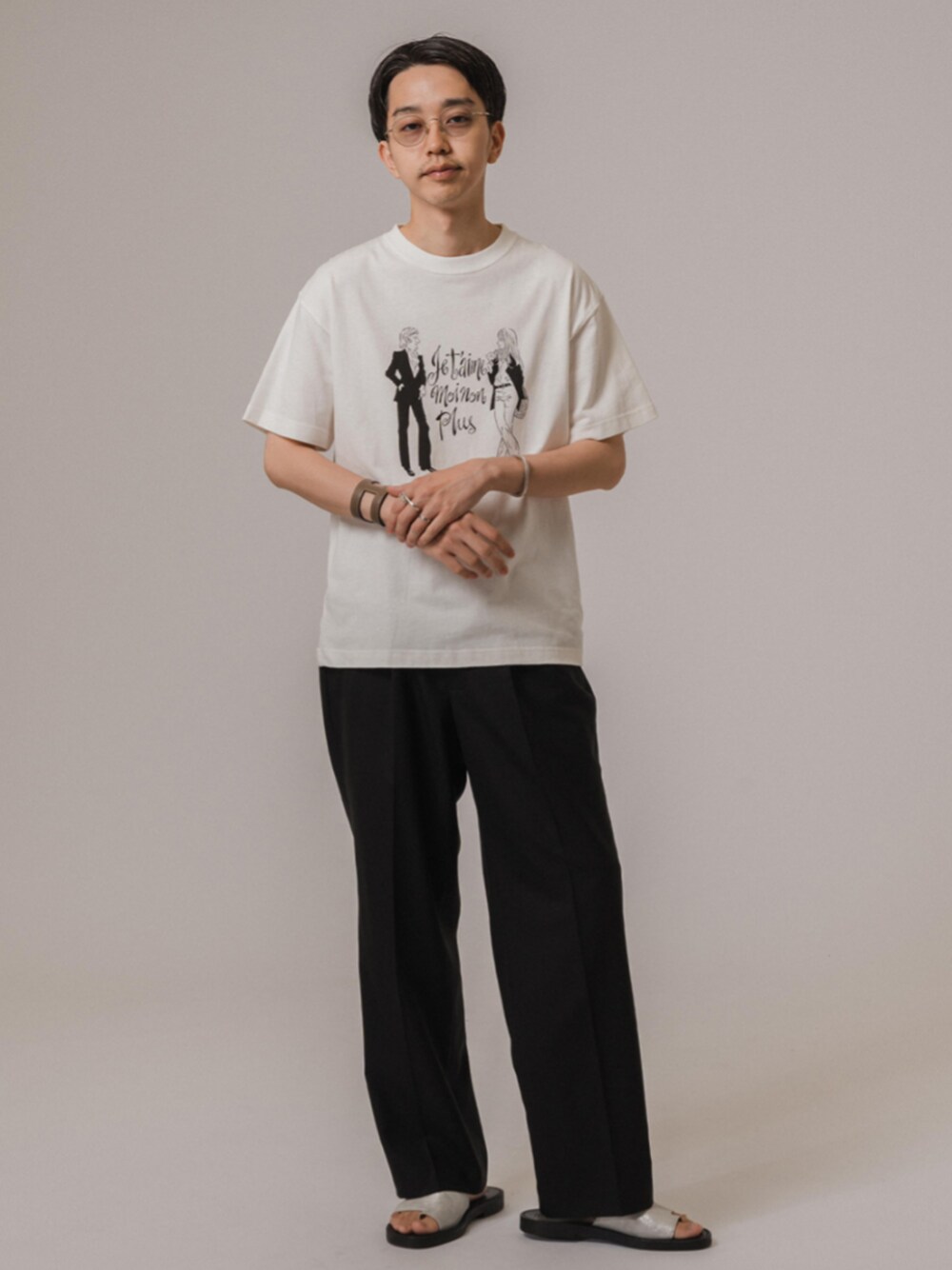 その他のサンダル、ホワイト系のTシャツ/カットソーを着用したメンズの夏コーディネートの1枚目の写真