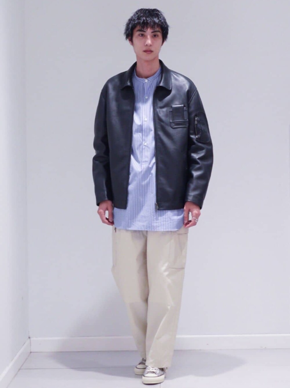 ブルー系のその他アウター、ブルー系のシャツ/ブラウス、ホワイト系のカーゴパンツを着用したメンズの冬コーディネートの1枚目の写真