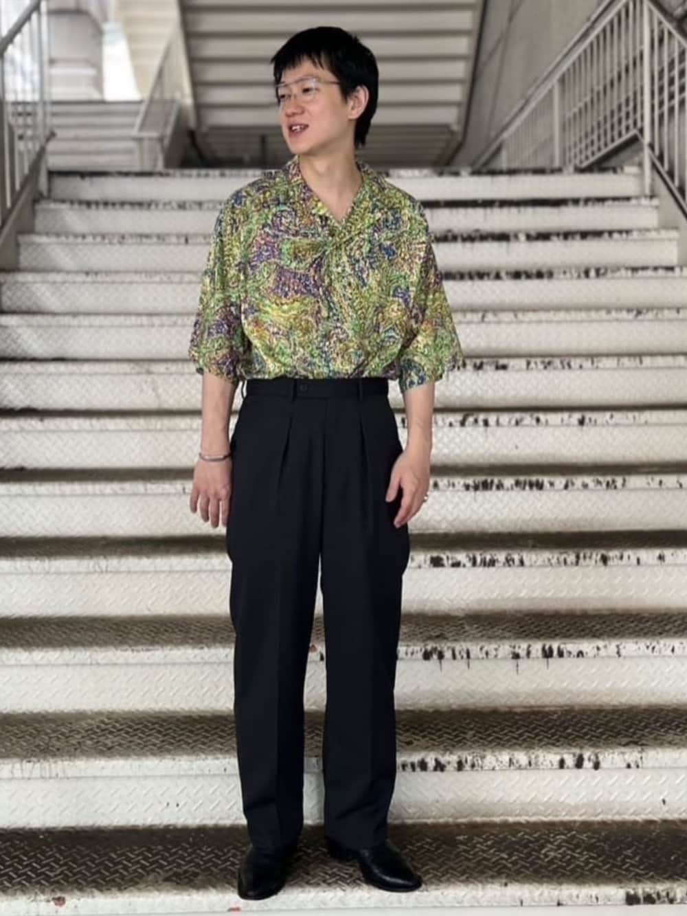 その他のシャツ/ブラウス、ブラック系のスラックスを着用したメンズの夏コーディネートの1枚目の写真