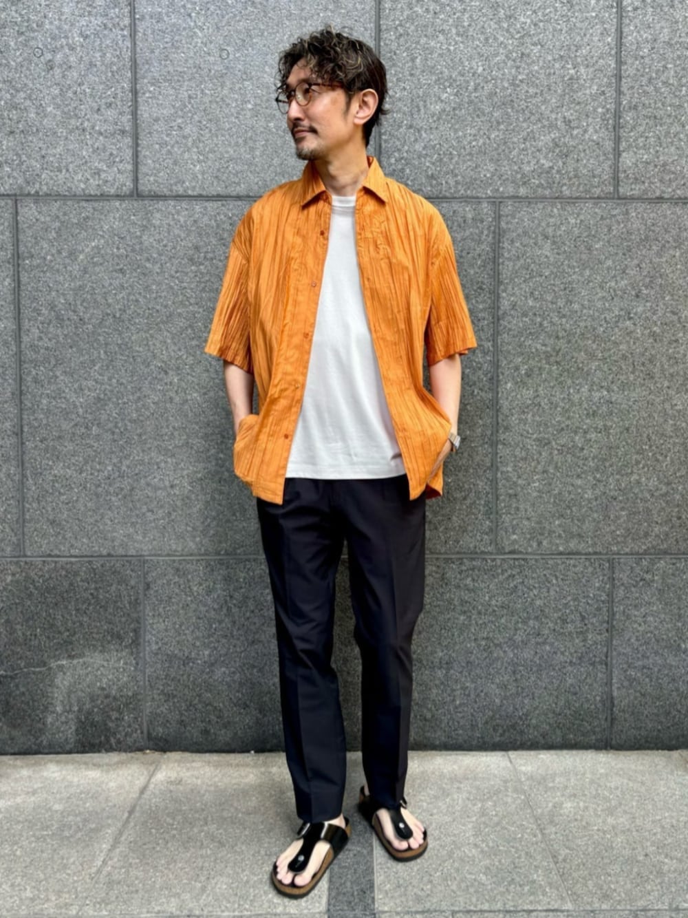 ホワイト系のTシャツ/カットソー、オレンジ系のシャツ/ブラウス、ブラック系のサンダルを着用したメンズの夏コーディネートの1枚目の写真
