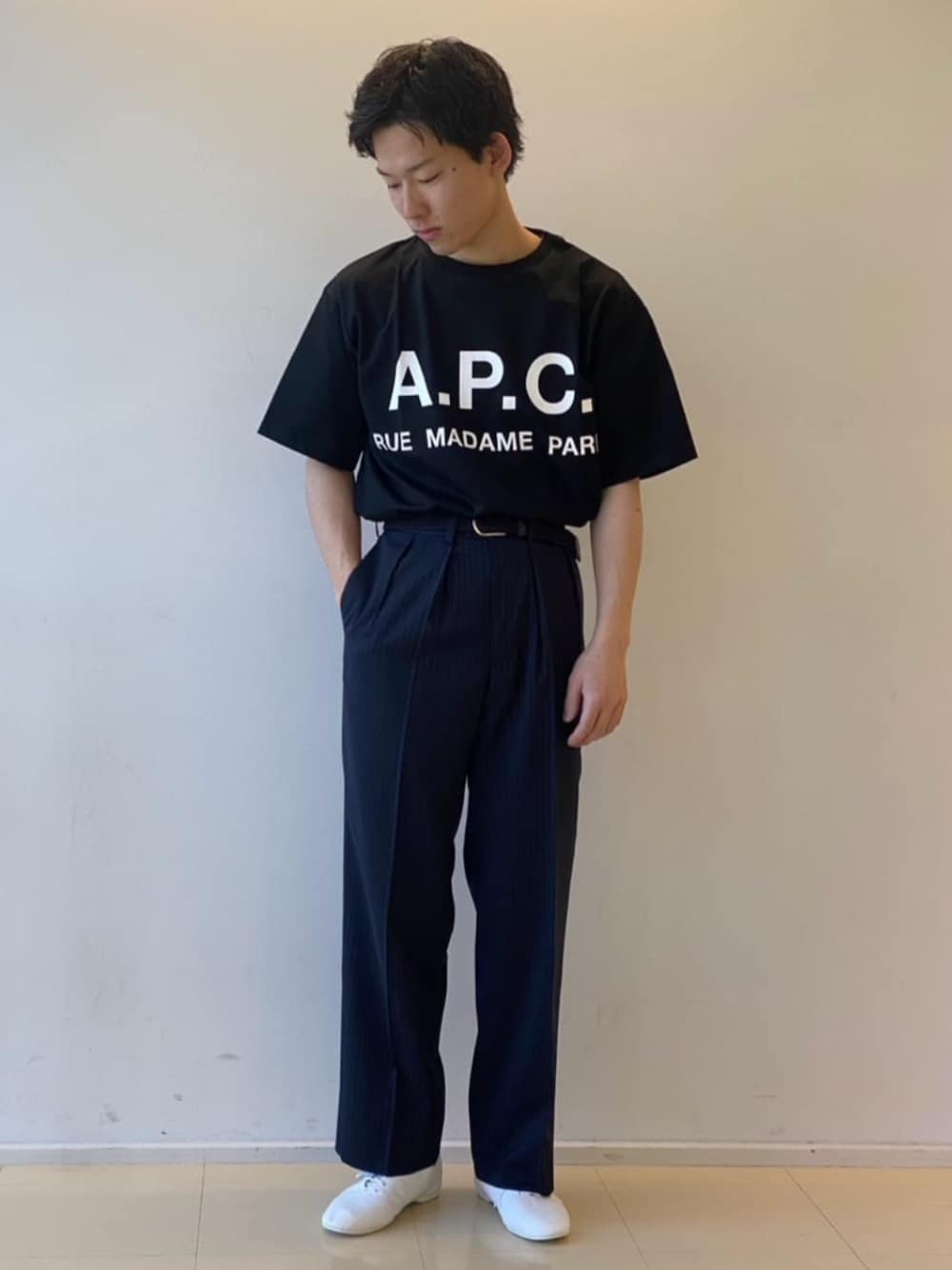ブラック系のTシャツ/カットソー、ブルー系のスラックス、ホワイト系のその他シューズを着用したメンズの春コーディネートの1枚目の写真