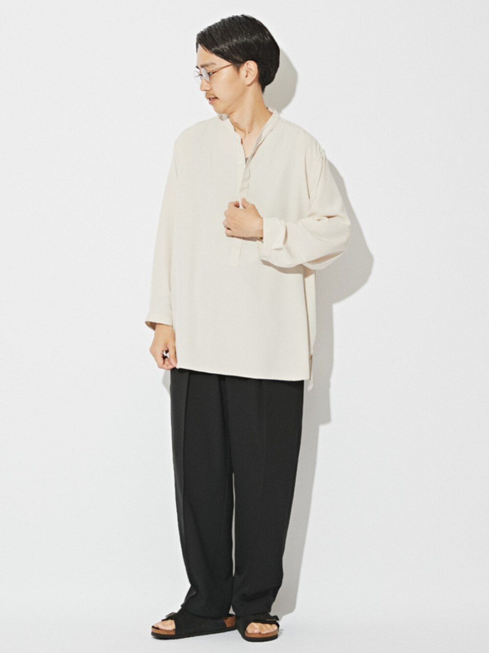 ブラック系のサンダル、ブラック系のその他パンツ、ベージュ系のシャツ/ブラウスを着用したメンズの夏コーディネートの1枚目の写真