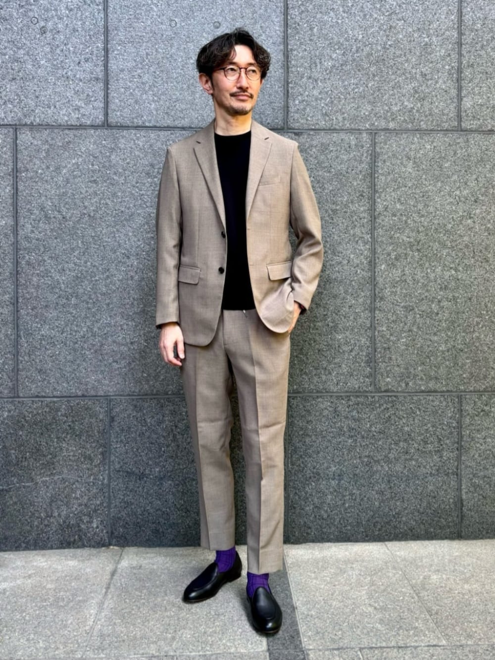 「ジャケット、イージーパンツ、スラックス、セットアップ、ベージュ、大人カジュアル、きれいめカジュアル、オフィスカジュアル、通勤コーデ、メンズファッション、メガネ男子、デートコーデ、オフィススタイル」｜「SOLOVIEREの【Jacques Soloviere / ジャック ソロヴィエール】JACQUES grained calf（ローファー、ブラック系）」を使った、EDIFICE OFFICIALさん（メンズ・183cm）の春コーディネートの1枚目の写真