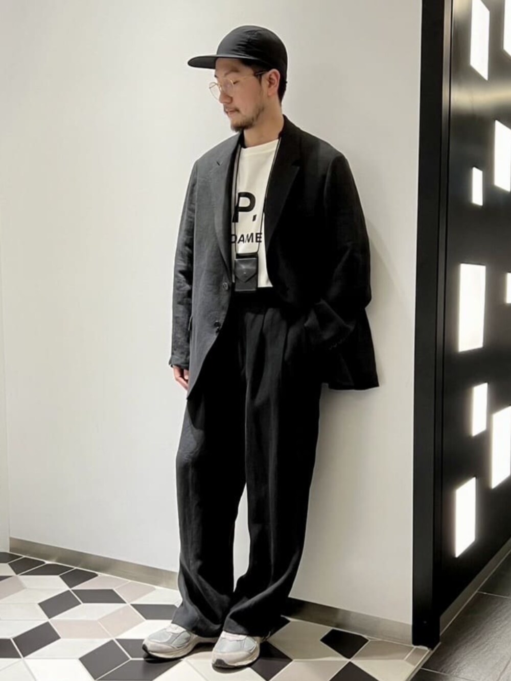 ホワイト系のTシャツ/カットソー、ブラック系のテーラードジャケット、ブラック系のスラックスを着用したメンズの春コーディネートの1枚目の写真