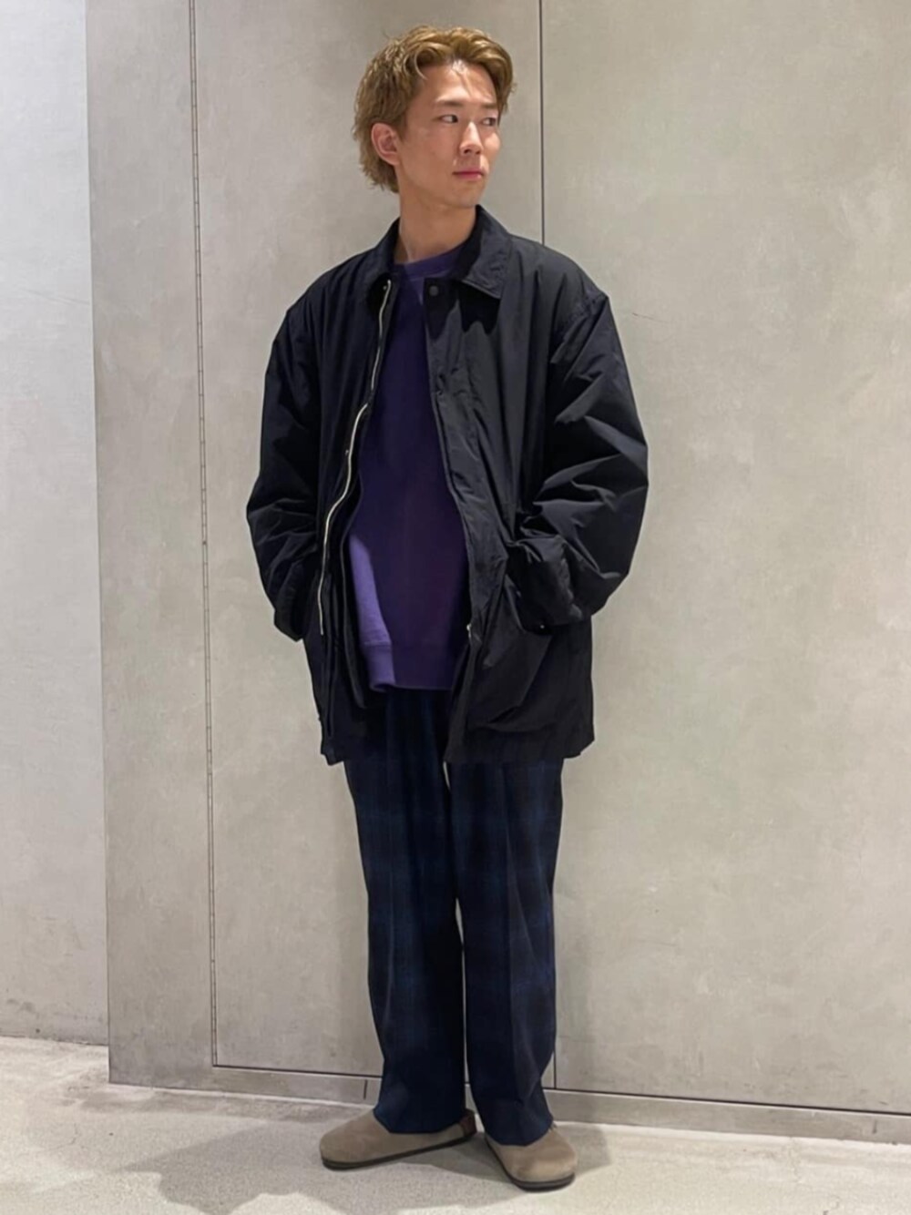 ブルー系のスラックス、ブルー系のその他アウター、パープル系のTシャツ/カットソーを着用したメンズの冬コーディネートの1枚目の写真