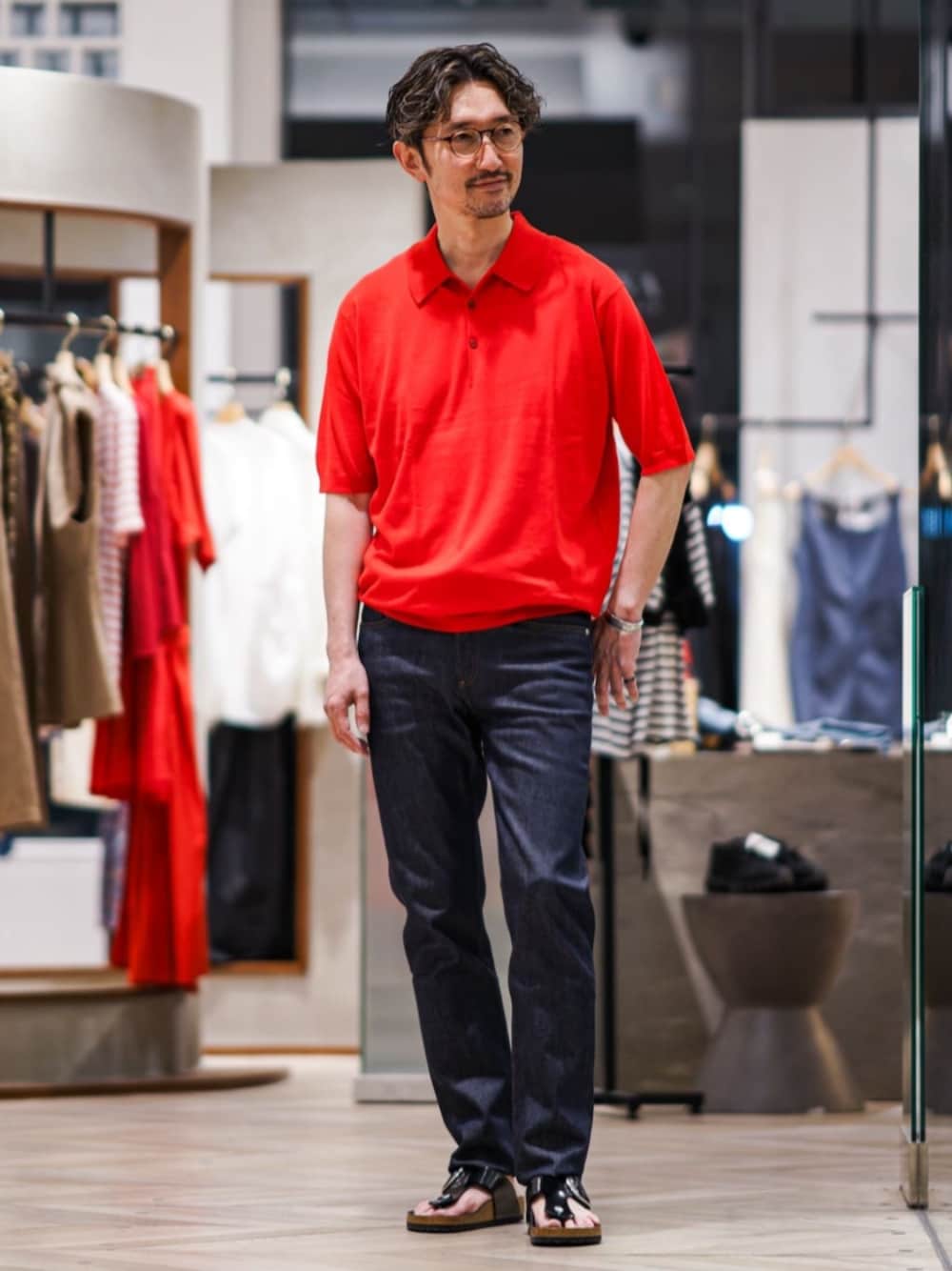 「赤、大人カジュアル、birkenstock、サンダル、ポロシャツ、JOHN SMEDLEY、夏コーデ、メンズファッション、サンダルコーデ、おしゃ見えテクニック」｜「BIRKENSTOCKのBIRKENSTOCK (ビルケンシュトック) 別注 Ramses Big buckle ED/IE（サンダル、ブラック系）」を使った、EDIFICE OFFICIALさん（メンズ・183cm）の夏コーディネートの1枚目の写真