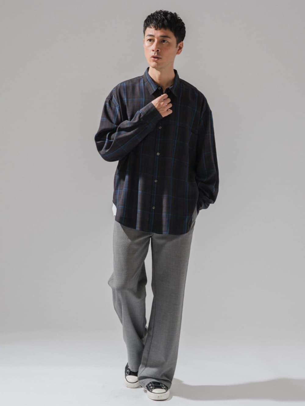 グレー系のスラックス、ブルー系のシャツ/ブラウスを着用したメンズの春コーディネートの1枚目の写真