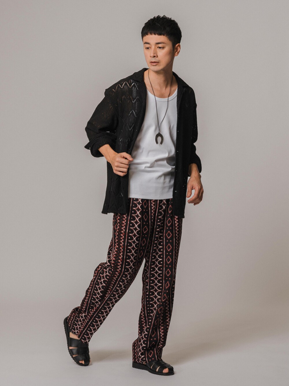 ブラック系のシャツ/ブラウス、ホワイト系のタンクトップ、ブラック系のスラックスを着用したメンズの春コーディネートの1枚目の写真