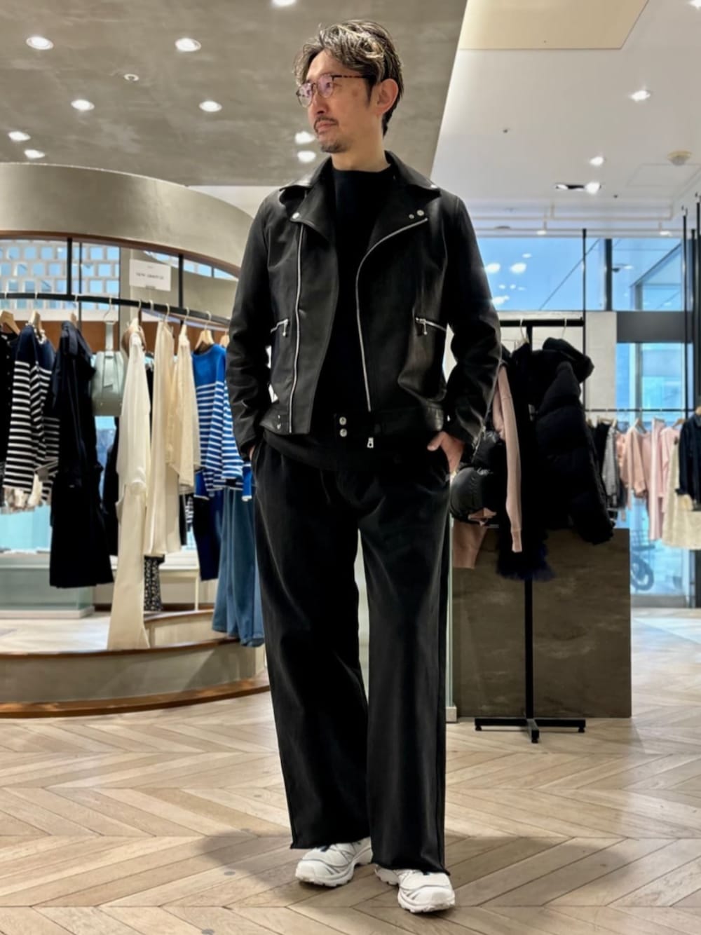 ブラック系のライダースジャケット、ブラック系のスラックスを着用したメンズの春コーディネートの1枚目の写真