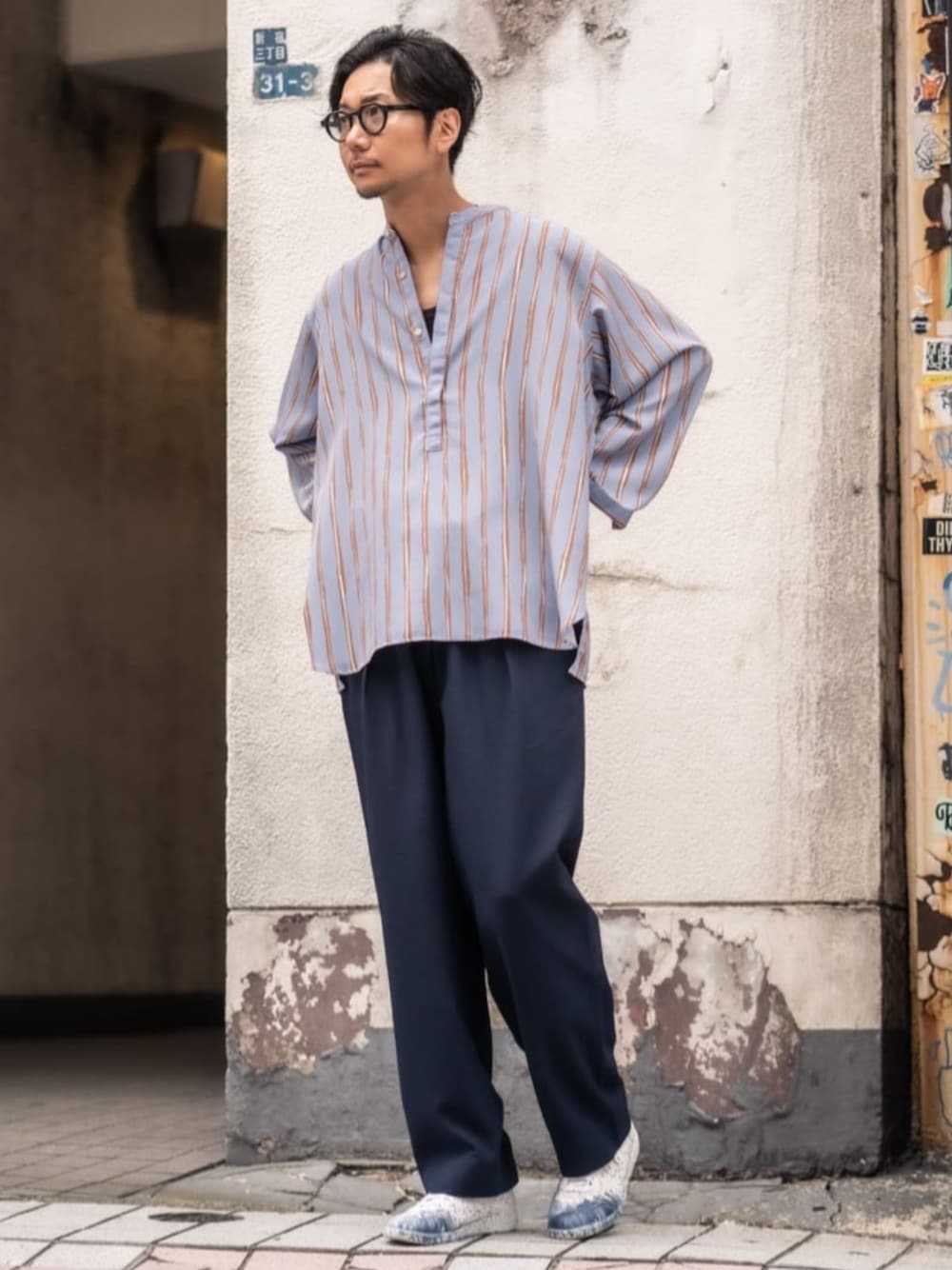 ブルー系のシャツ/ブラウス、ブルー系のスラックスを着用したメンズの夏コーディネートの1枚目の写真