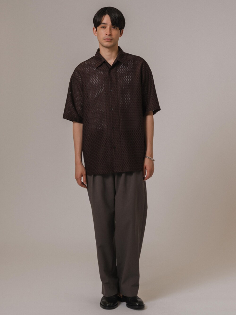 ブラウン系のシャツ/ブラウス、グレー系のスラックスを着用したメンズの夏コーディネートの1枚目の写真