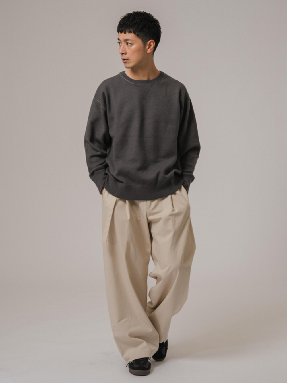 ベージュ系のニット/セーターを着用したメンズの秋コーディネートの1枚目の写真