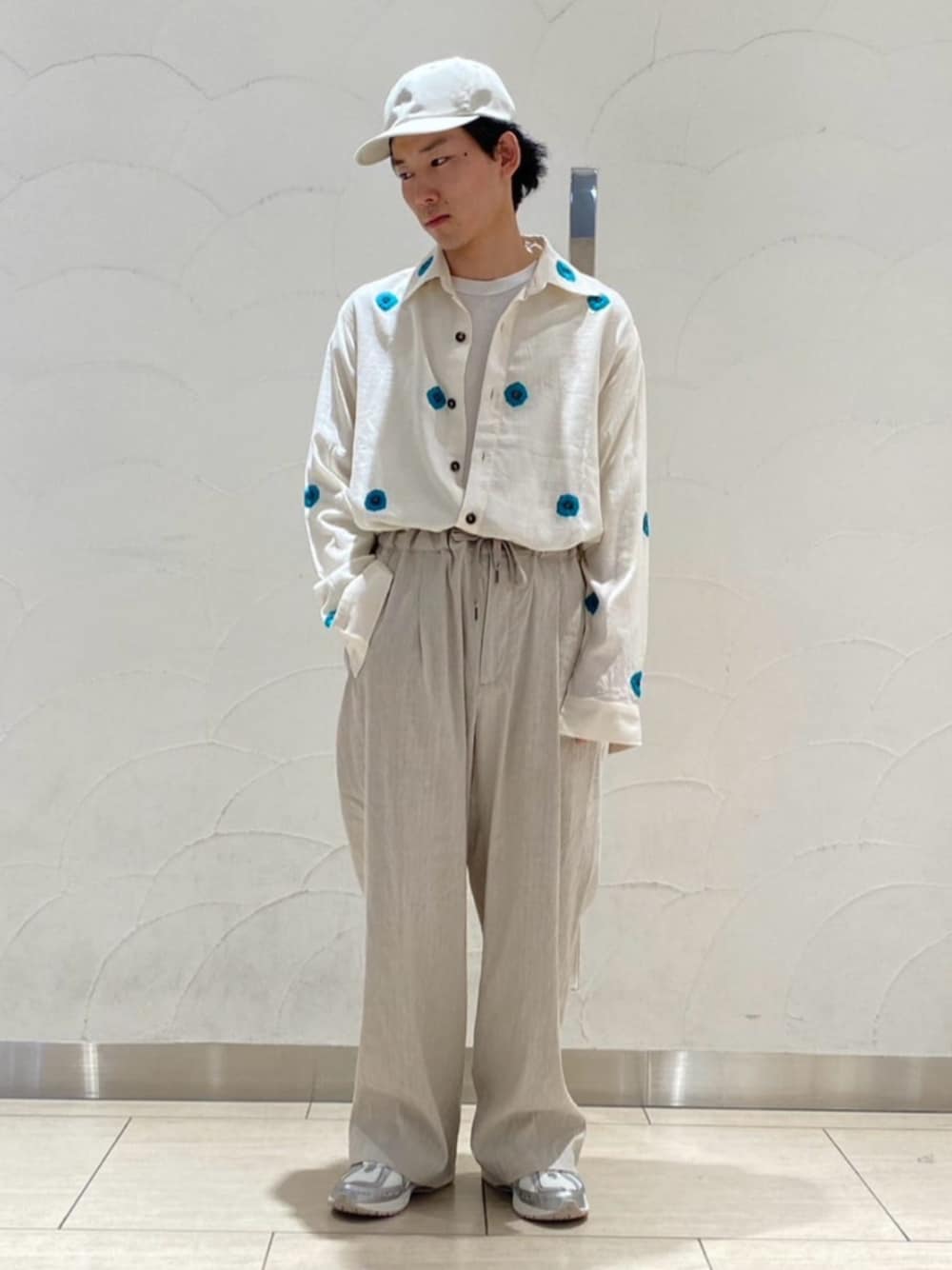 グレー系のスニーカー、ホワイト系のシャツ/ブラウス、ホワイト系のスラックスを着用したメンズの春コーディネートの1枚目の写真