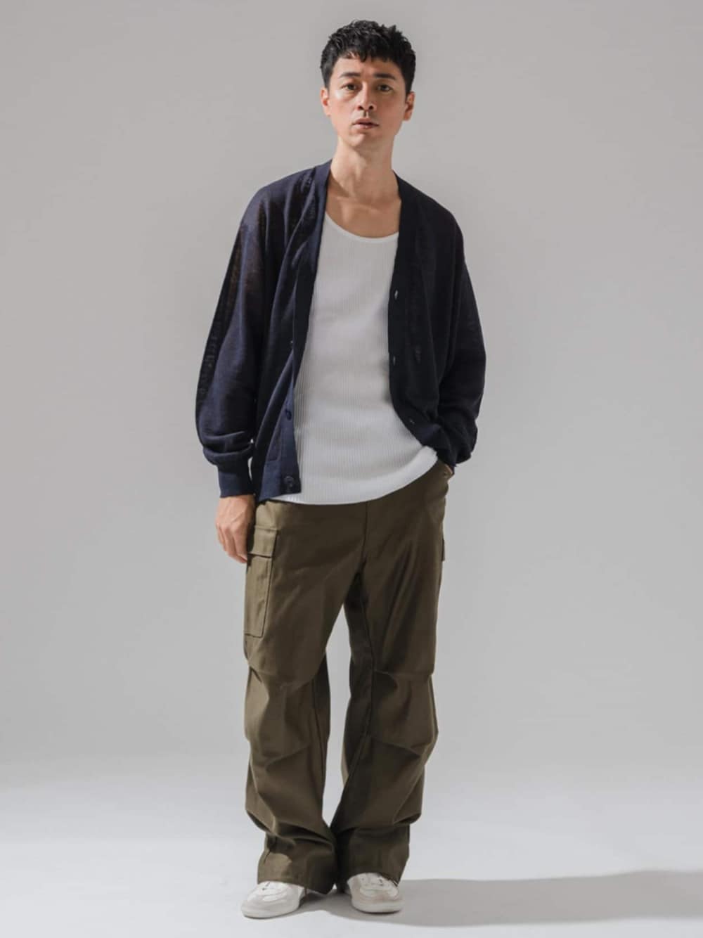 ブルー系のカーディガン/ボレロを着用したメンズの春コーディネートの1枚目の写真