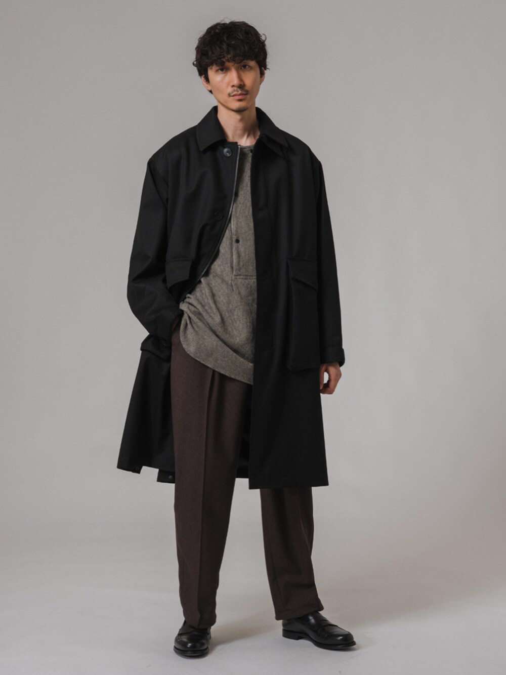 ブラック系のローファー、ブラック系のその他アウター、ベージュ系のシャツ/ブラウスを着用したメンズの秋コーディネートの1枚目の写真