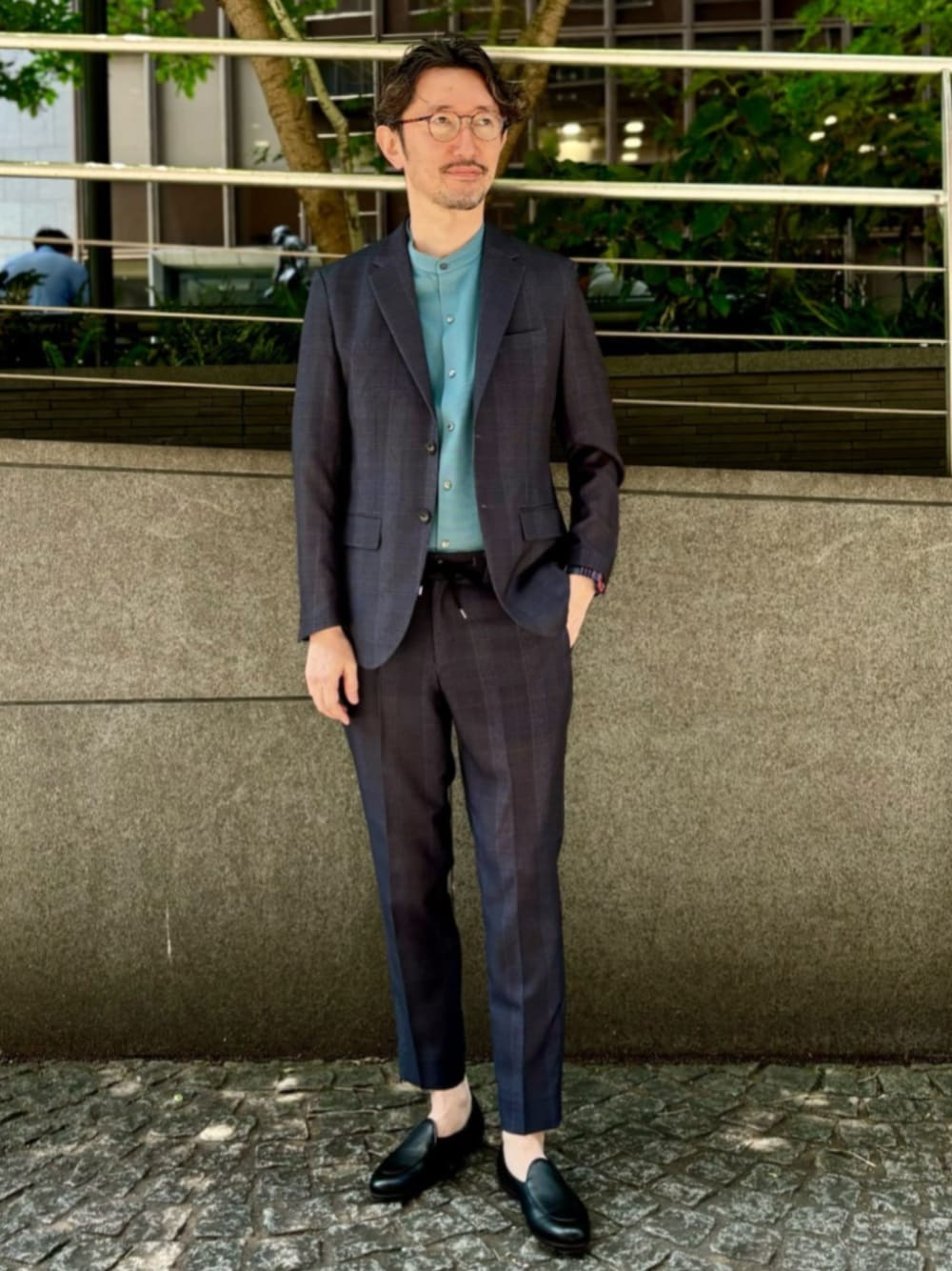 「ジャケット、セットアップ、スラックス、LACOSTE、イージーパンツ、ポロシャツ、通勤コーデ、オフィスカジュアル、スーツスタイル、メンズファッション」｜「SOLOVIEREの【Jacques Soloviere / ジャック ソロヴィエール】JACQUES grained calf（ローファー、ブラック系）」を使った、EDIFICE OFFICIALさん（メンズ・183cm）の夏コーディネートの1枚目の写真