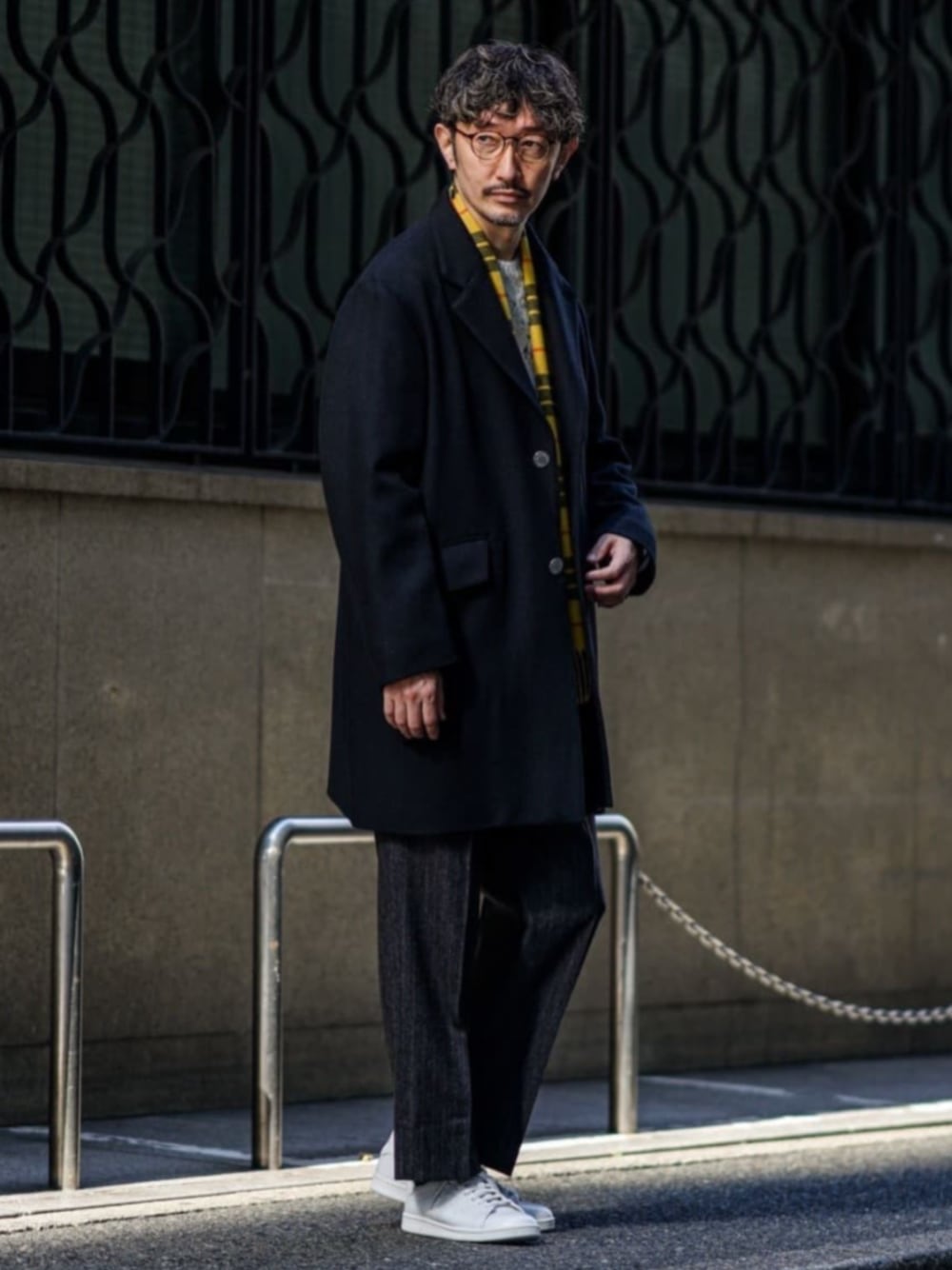 「スラックス、冬コーデ、マフラーぐるぐる、MACKINTOSH、大人コーデ、休日コーデ、冬アウター、クリスマスに着たい服」｜「MackintoshのMACKINTOSH(マッキントッシュ) 別注 HUMBIE CHESTER GTS SL SHORT（チェスターコート、ブラック系）」を使った、EDIFICE OFFICIALさん（メンズ・183cm）の冬コーディネートの1枚目の写真