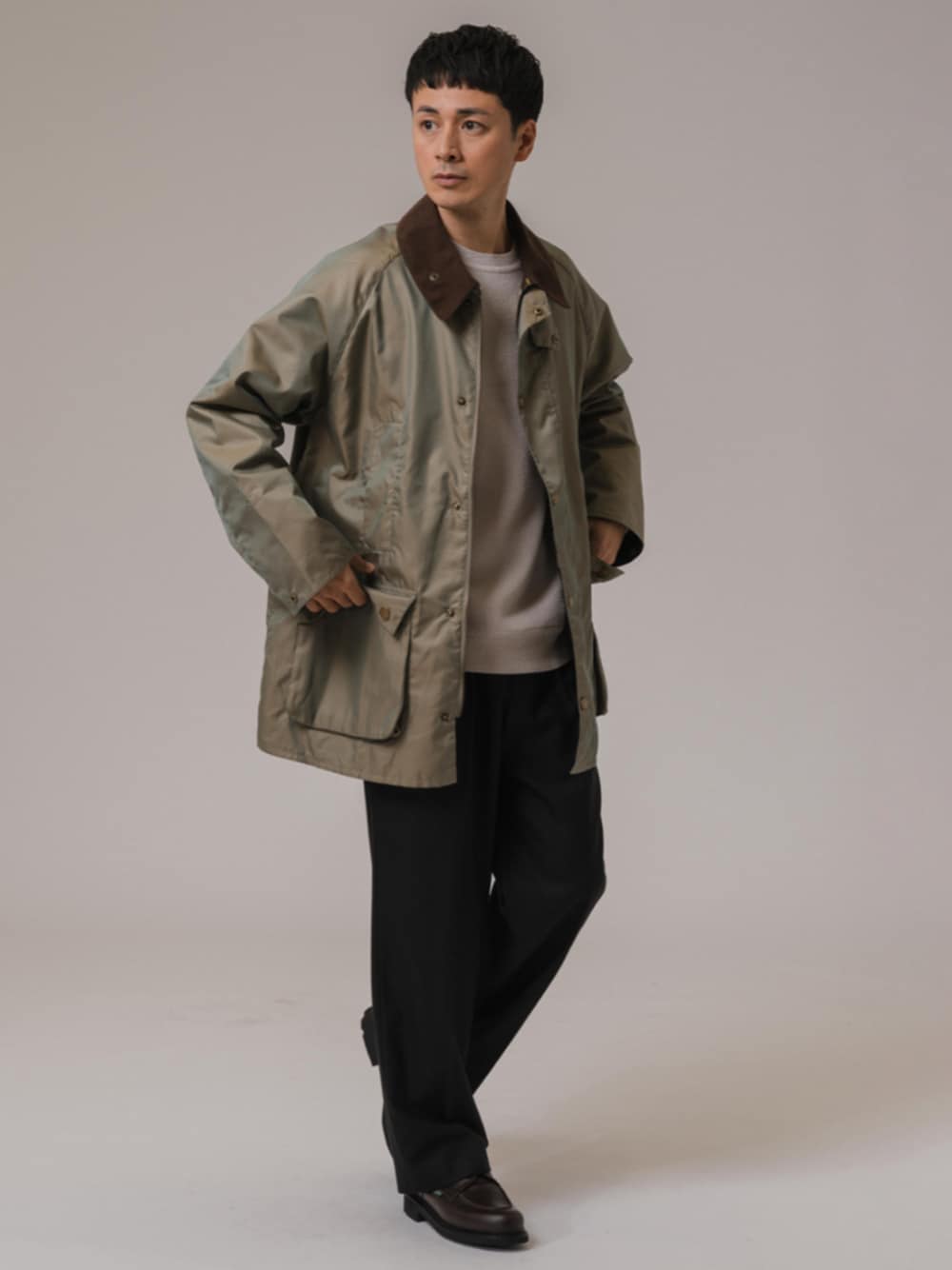 グリーン系のその他アウターを着用したメンズの冬コーディネートの1枚目の写真