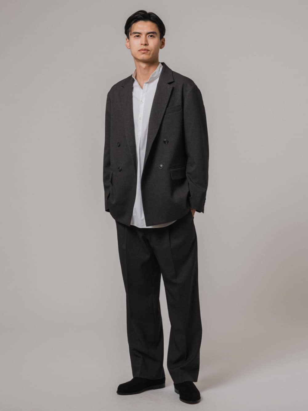 ブラック系のローファー、グレー系のテーラードジャケット、ホワイト系のシャツ/ブラウスを着用したメンズの秋コーディネートの1枚目の写真