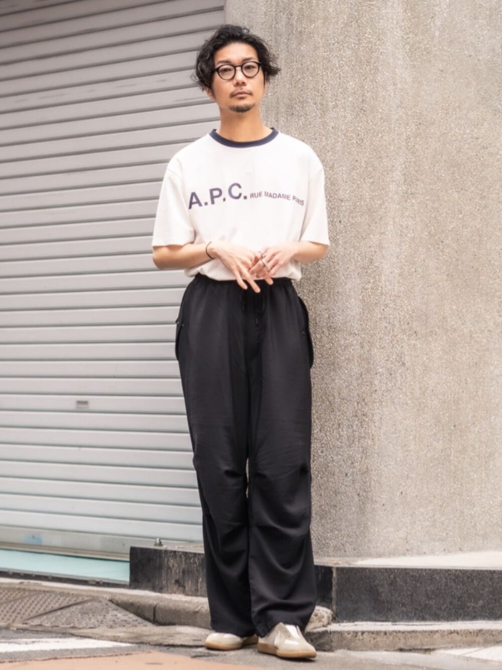 ホワイト系のTシャツ/カットソー、ブラック系のその他パンツを着用したメンズの春コーディネートの1枚目の写真